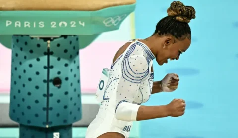 Rebeca Andrade é prata no salto e se torna maior medalhista brasileira em uma única olimpíada