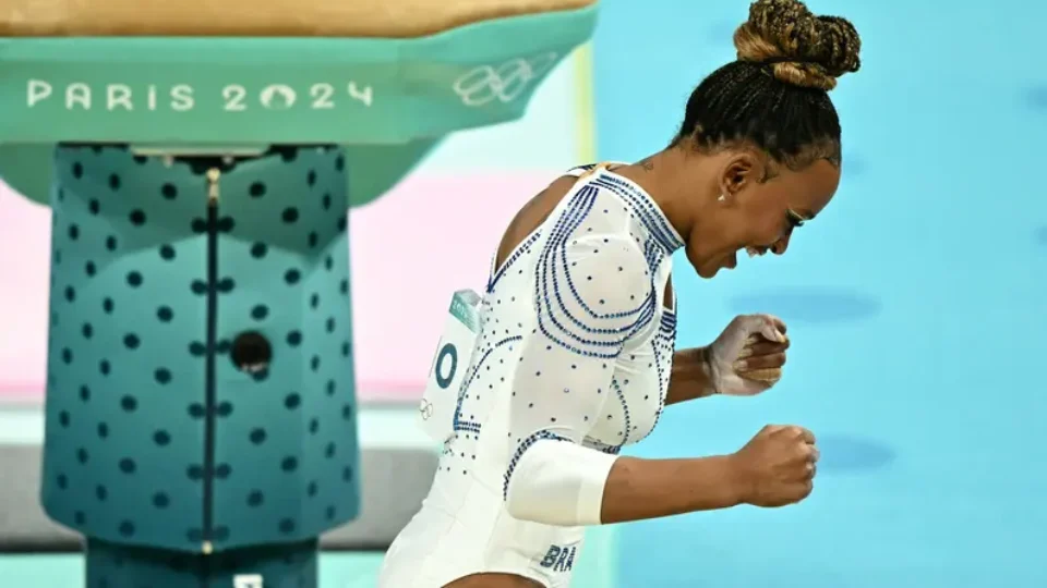 Rebeca Andrade é prata no salto e se torna maior medalhista brasileira em uma única olimpíada