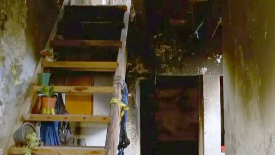 Homem esfaqueia namorada, coloca fogo na casa dela e morre carbonizado