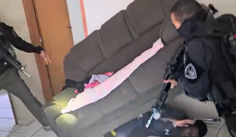 VEJA VÍDEO: foragido se esconde dentro de sofá para despistar policiais