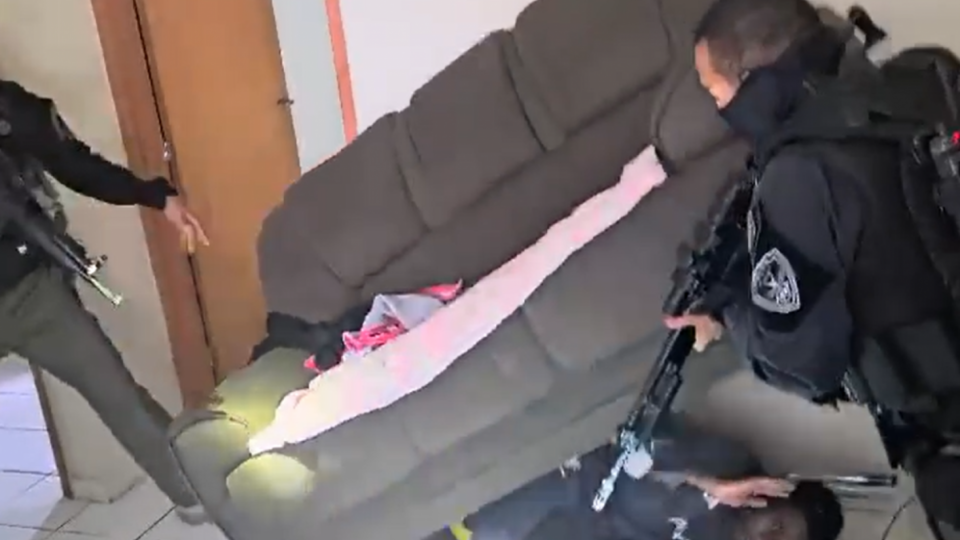 VEJA VÍDEO: foragido se esconde dentro de sofá para despistar policiais