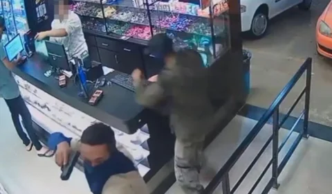 Veja Vídeo: homens encapuzados ameaçam atendente com armas e roubam padaria