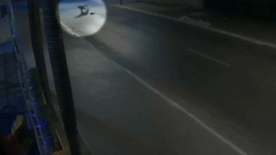 VEJA VÍDEO: jovem leva duas facadas no peito durante assalto