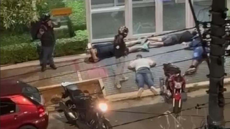 VEJA VÍDEO: bandidos obrigam reféns a deitar no chão durante assalto