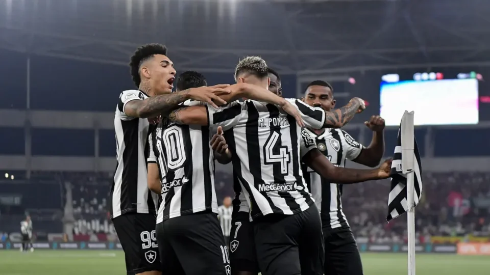 Botafogo atropela Flamengo em clássico e reassume liderança do Brasileirão