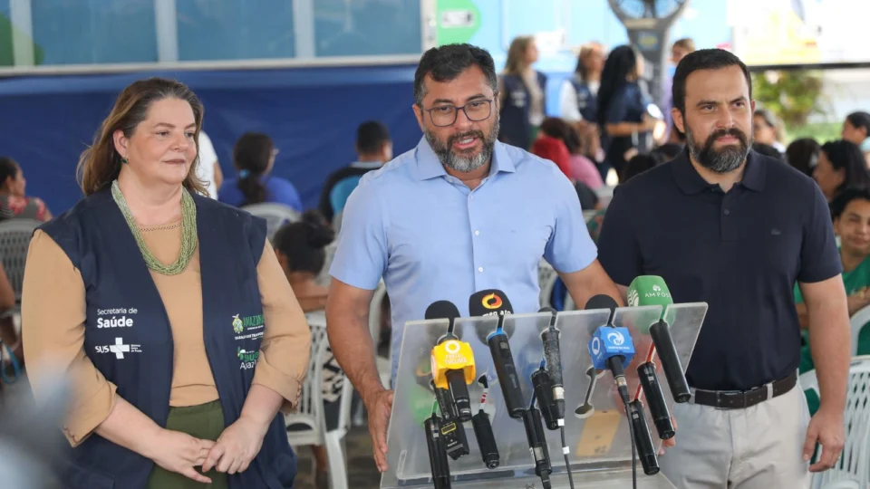 Wilson Lima acompanha chegada de serviços da Carreta da Saúde no bairro Grande Vitória