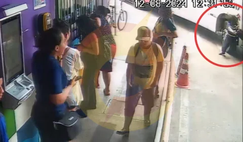 Vídeo: mulher é atropelada e vai parar embaixo de ônibus no terminal 2