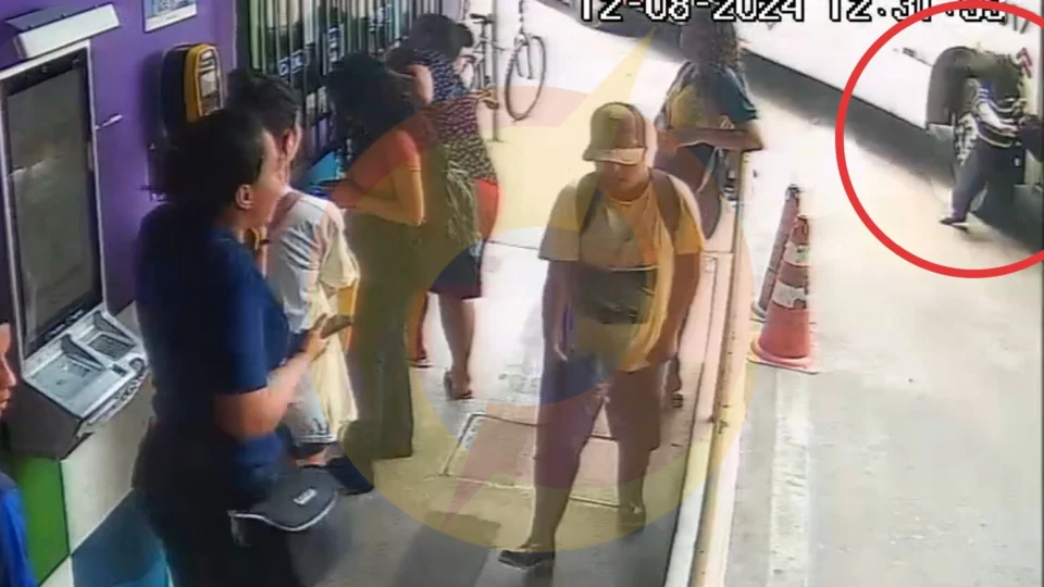 Vídeo: mulher é atropelada e vai parar embaixo de ônibus no terminal 2