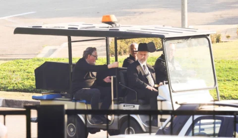 Silvio Santos é sepultado com a presença de familiares e amigos