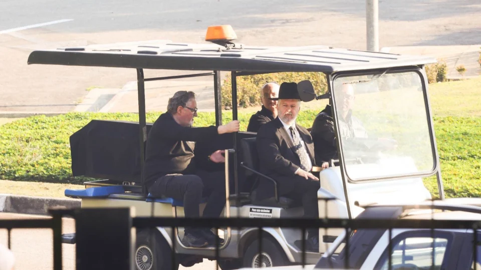 Silvio Santos é sepultado com a presença de familiares e amigos