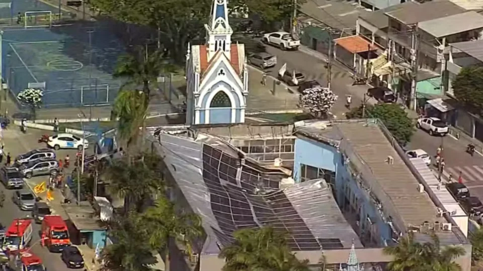 Vídeo: teto da Igreja de Nossa Senhora da Conceição desaba e deixa dois mortos e 14 feridos