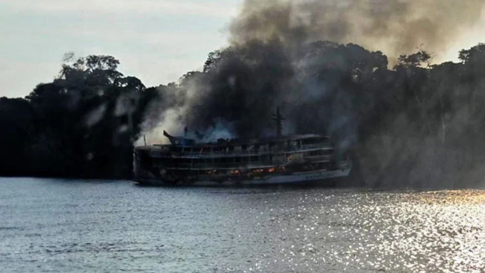 Número de mortos sobe para cinco após incêndio em barco em Uarini-AM