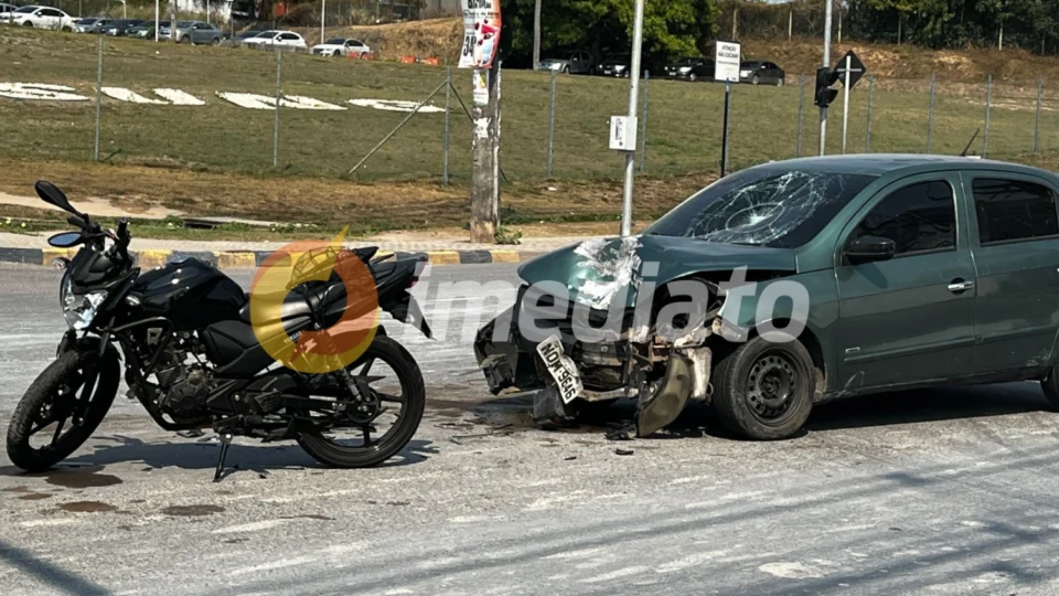 Fotos: motociclista fica gravemente ferido durante colisão com carro no Distrito Industrial