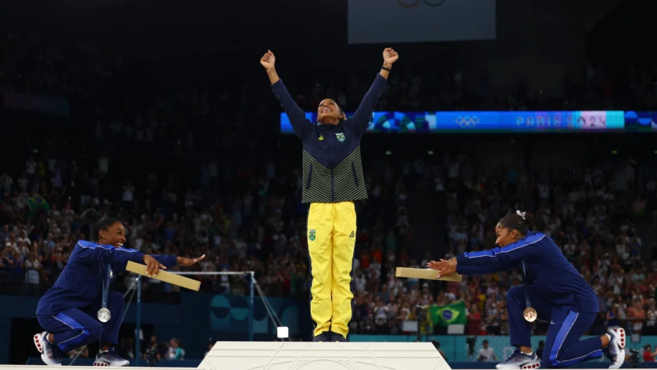 É OURO! Rebeca Andrade supera Simone Biles no Solo em Paris 2024