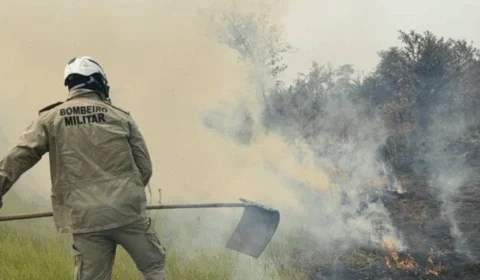 Em Lábrea, bombeiros combatem incêndio em vegetação nas proximidades do aeroporto