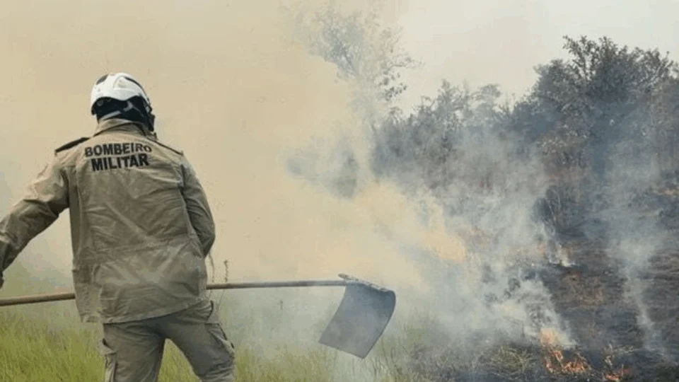 Em Lábrea, bombeiros combatem incêndio em vegetação nas proximidades do aeroporto