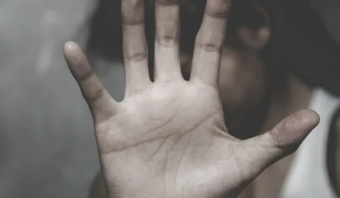 Mãe flagra filha e marido nus em quarto no Zumbi; Menina de 12 anos relatou cerca de dez abusos