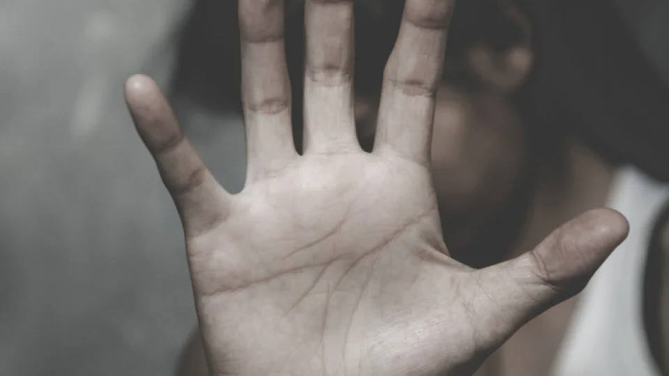 Mãe flagra filha e marido nus em quarto no Zumbi; Menina de 12 anos relatou cerca de dez abusos