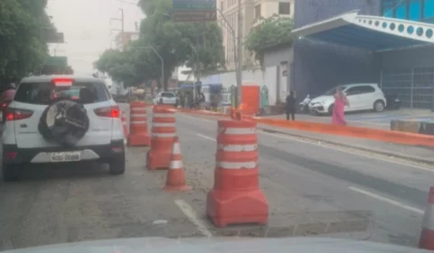 Obra de reparo de vazamento de água na Mário Ypiranga causa caos no trânsito em Manaus