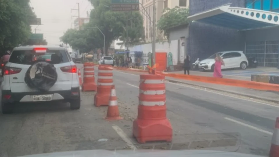 Obra de reparo de vazamento de água na Mário Ypiranga causa caos no trânsito em Manaus