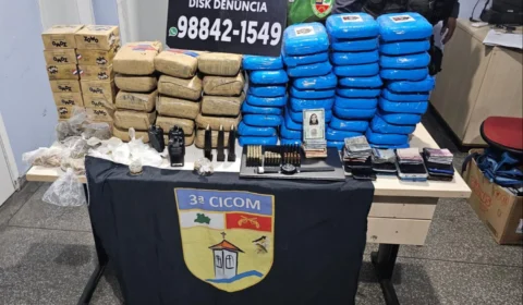 Novinha é presa com 55kg de drogas, armas e munições no Petrópolis
