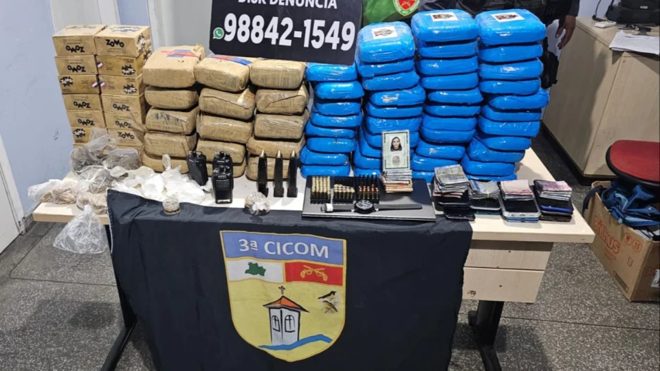 Novinha é presa com 55kg de drogas, armas e munições no Petrópolis