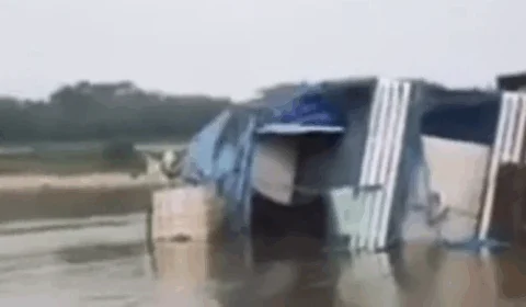 Lancha com destino a Manaus fica presa em tronco de árvore em Nhamundá e embarcação naufraga em Pauini