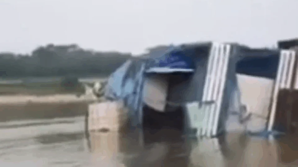 Lancha com destino a Manaus fica presa em tronco de árvore em Nhamundá e embarcação naufraga em Pauini