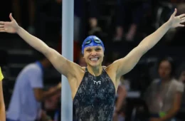 Carol Santiago é ouro nos 100m costas e faz história para o Brasil