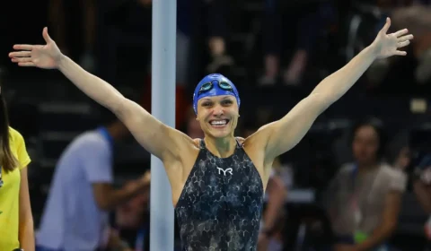 Carol Santiago é ouro nos 100m costas e faz história para o Brasil