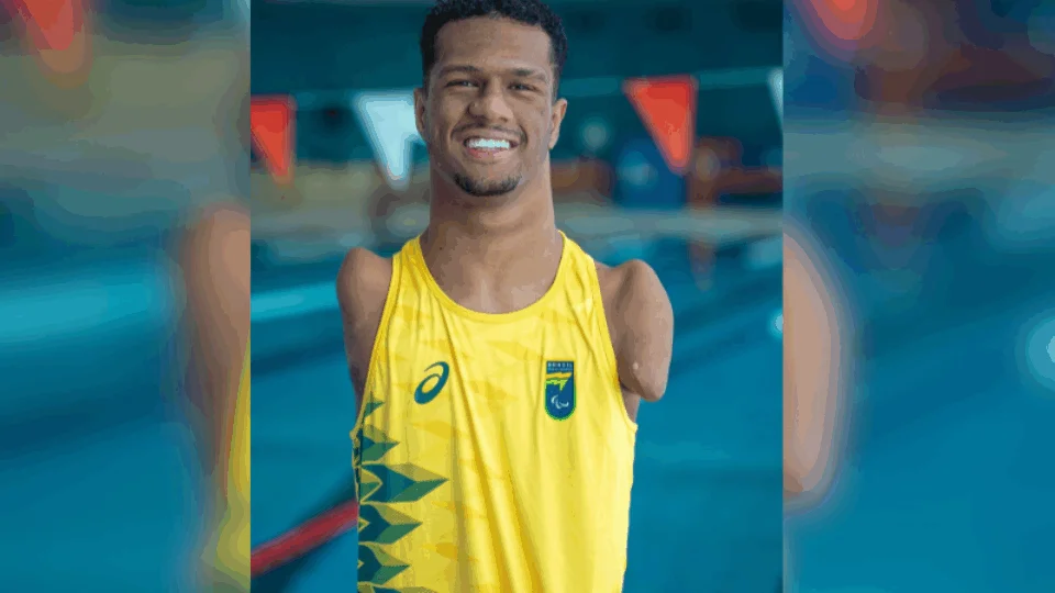 Gabrielzinho domina os 50m costas e leva mais um ouro na natação