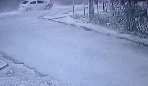 Motorista derruba poste e deixa trânsito caótico na André Araújo nesta sexta (16)