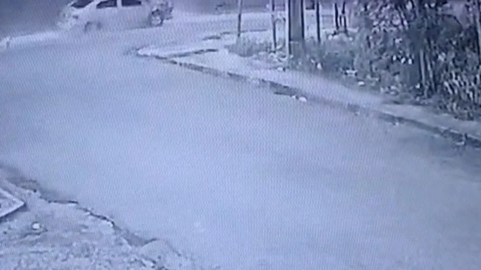 Motorista derruba poste e deixa trânsito caótico na André Araújo nesta sexta (16)