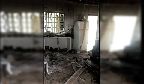 Homem ‘limpa’ a conta da ex-companheira e incendeia a casa dela após ler mensagens