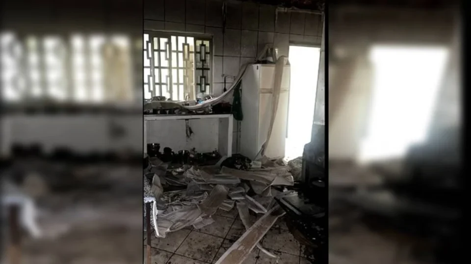 Homem ‘limpa’ a conta da ex-companheira e incendeia a casa dela após ler mensagens