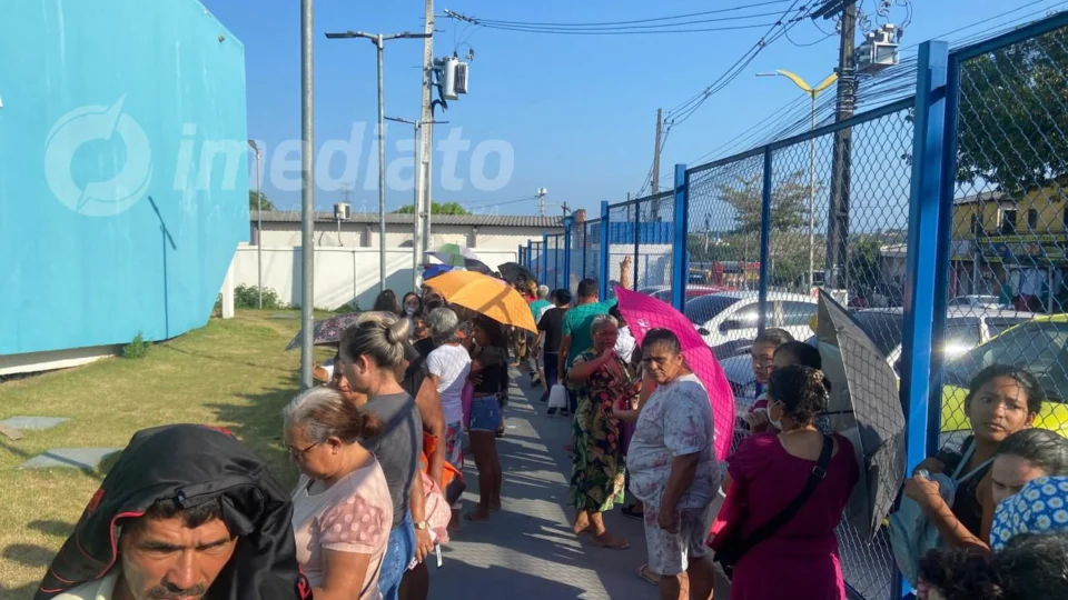 População enfrenta fila gigante para atendimento em clínica da família no bairro Nova Cidade