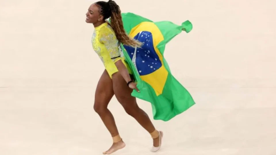 Rebeca Andrade faz história e conquista medalha de prata no individual geral da ginástica artística