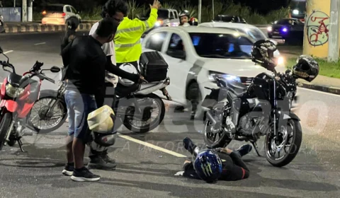 Motociclista fica ferido após colisão entre motocicletas na bola do Coroado