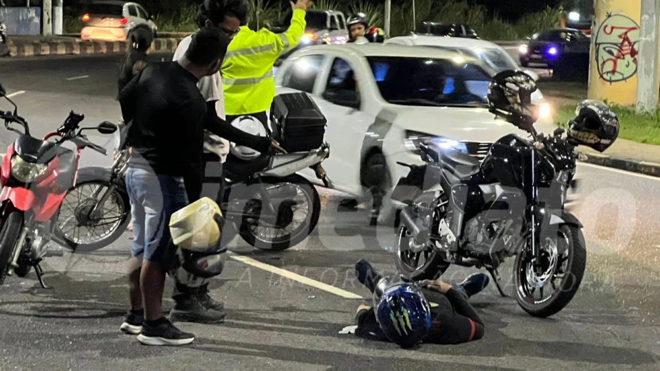 Motociclista fica ferido após colisão entre motocicletas na bola do Coroado