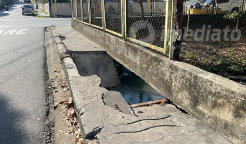 Moradores denunciam buraco a céu aberto em calçada no bairro Coroado