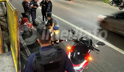 Mulher fica gravemente ferida após colisão entre carro e moto na avenida Torquato Tapajós