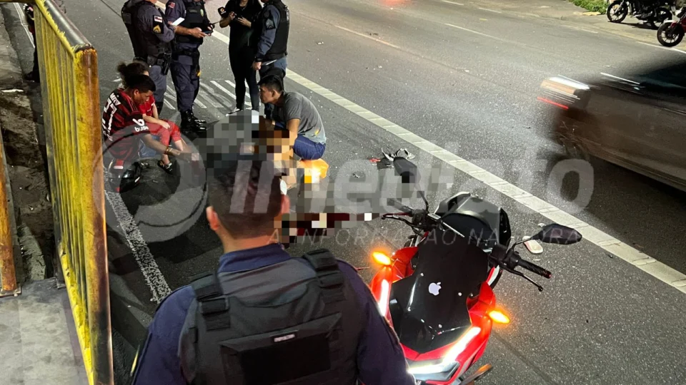 Mulher fica gravemente ferida após colisão entre carro e moto na avenida Torquato Tapajós
