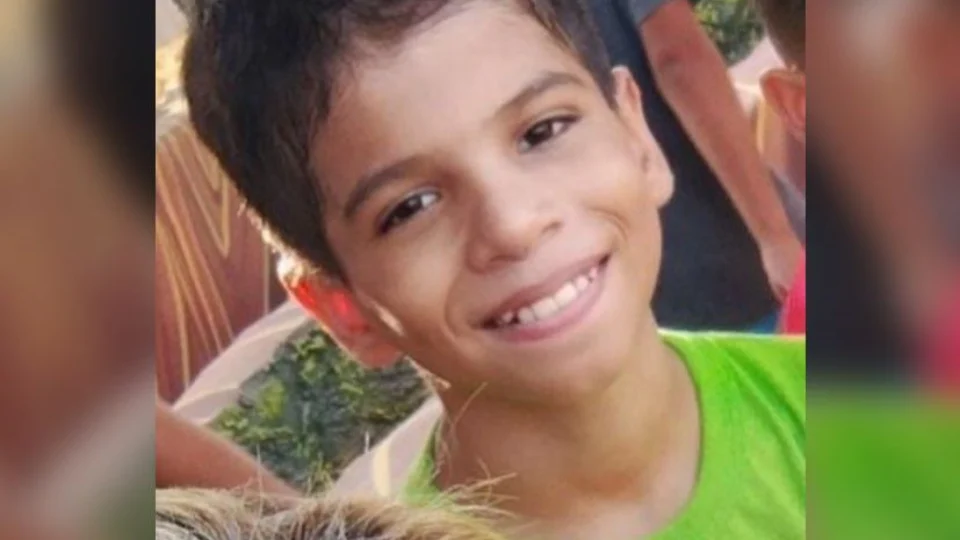 Mãe pede ajuda para encontrar criança desaparecida há 15 dias após sair da escola em Manaus