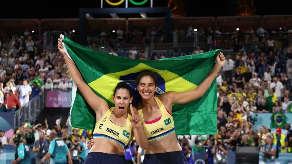 Brasil é ouro no vôlei de praia: Ana Patrícia e Duda vencem canadenses em Paris