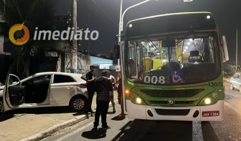 Colisão entre ônibus e carro deixa motorista gravemente ferido na avenida Brasil