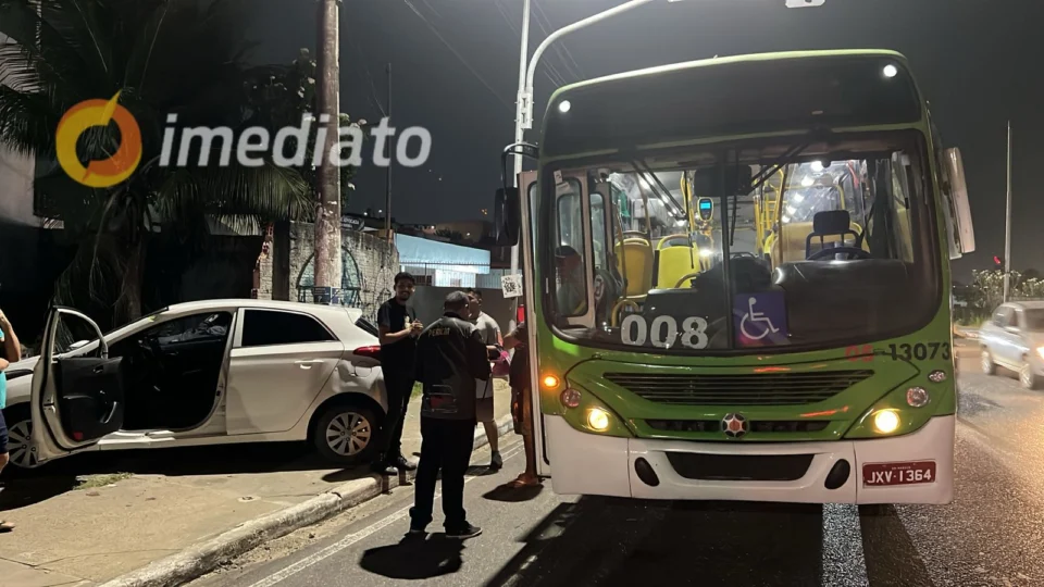 Colisão entre ônibus e carro deixa motorista gravemente ferido na avenida Brasil