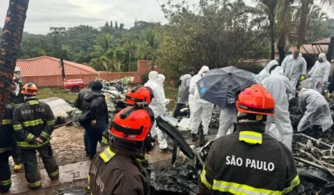 Bombeiros resgatam todos os corpos de avião que caiu em SP; 60 esperam identificação