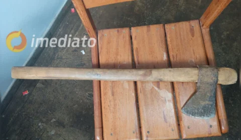 Homem é atacado a machadadas pelo filho por causa de R$5 no Amazonas