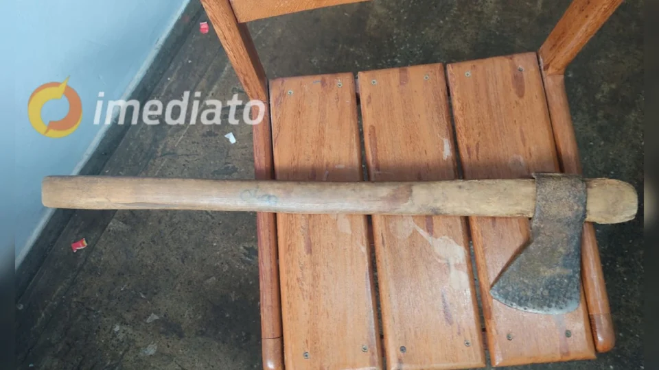 Homem é atacado a machadadas pelo filho por causa de R$5 no Amazonas