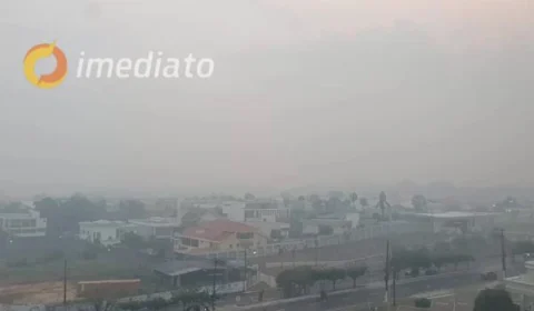 Apesar da chuva, Manaus continua encoberta por fumaça nesta terça-feira (13)